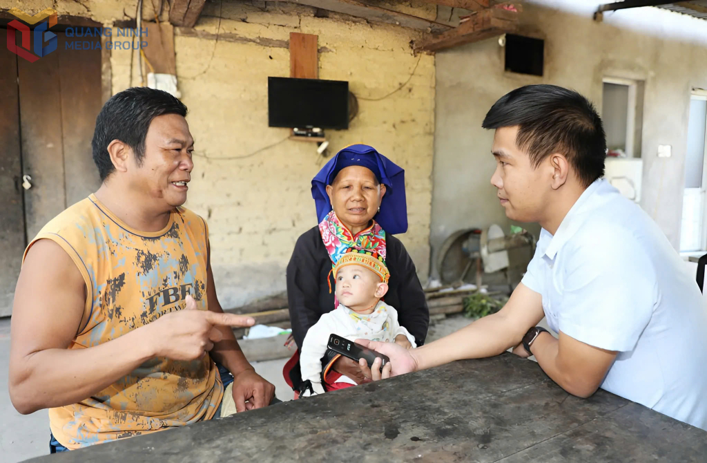 Nhà báo Đỗ Phương (phải ảnh) trong một lần tác nghiệp tại xã Kỳ Thượng (TP Hạ Long).
