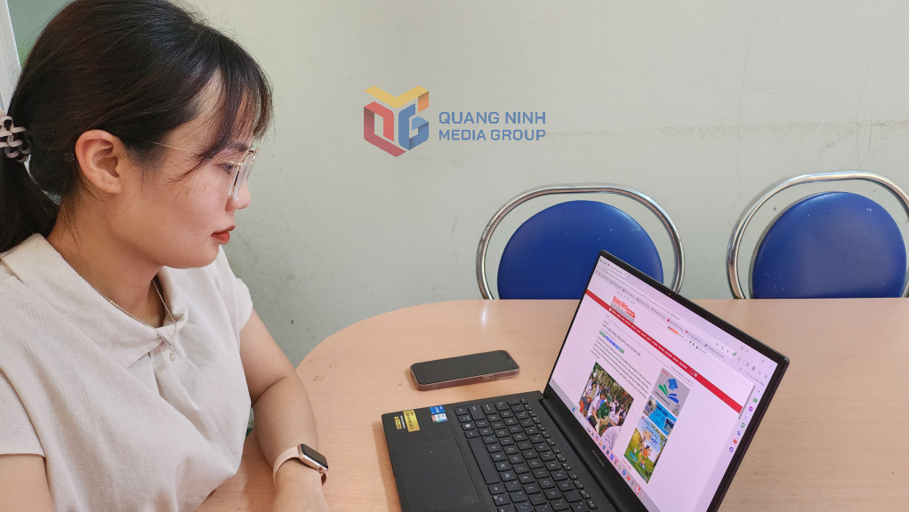 Lê Thùy Linh, Bí thư Đoàn trường THPT Vũ Văn Hiếu (TP Hạ Long) xem tin tức trên báo Quảng Ninh điện tử