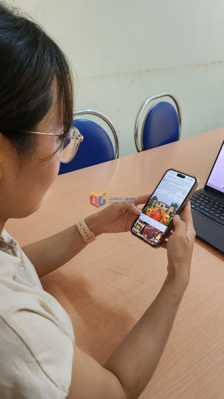Lê Thùy Linh, Bí thư Đoàn trường THPT Vũ Văn Hiếu (TP Hạ Long) xem tin tức trên fanpage Trung tâm truyền thông tỉnh.