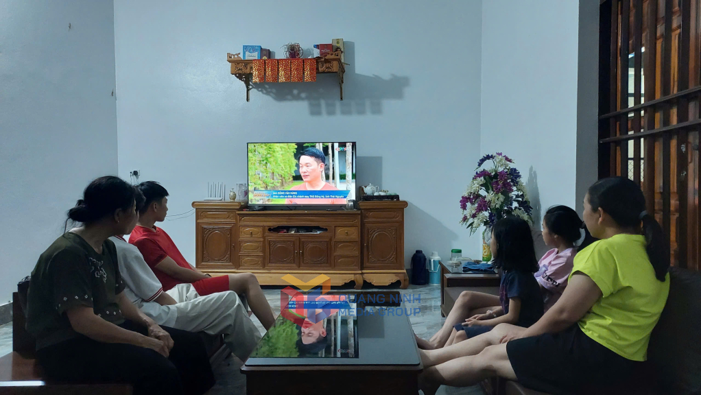gia đình bà Hồng, Bình Liêu xem truyền hình