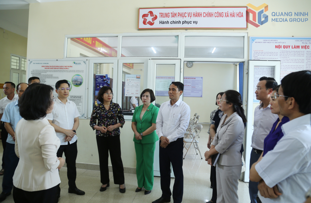 Đồng chí Phó Bí thư Thường trực Tỉnh ủy nghe cán bộ phường Hải Hòa báo cáo các công việc.