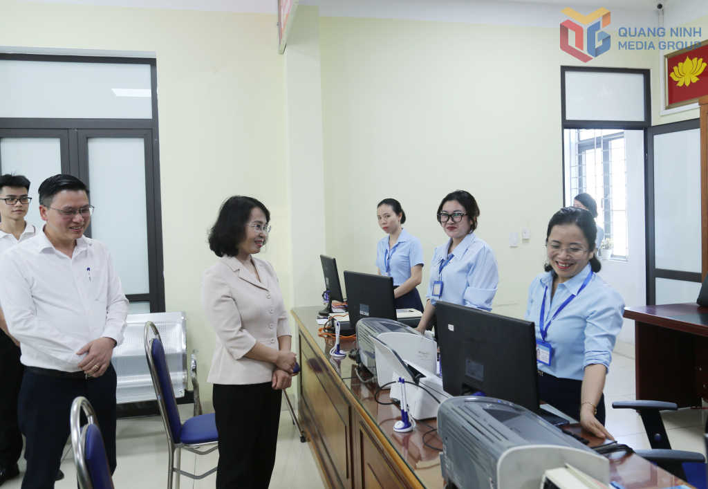 Đồng chí Phó Bí thư Thường trực Tỉnh ủy trò chuyện với cán bộ, công chức làm việc tại Trung tâm Hành chính công phường Cửa Ông mới.