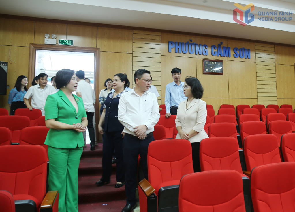 Đồng chí Phó Bí thư Thường trực Tỉnh ủy kiểm tra cơ sở vật chất tại phường Cửa Ông.