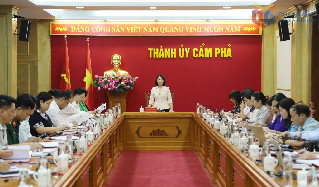 Đồng chí Trịnh Thị Minh Thanh, Phó Bí thư Thường trực Tỉnh ủy, Chủ tịch HĐND tỉnh phát biểu chỉ đạo tại buổi làm việc.