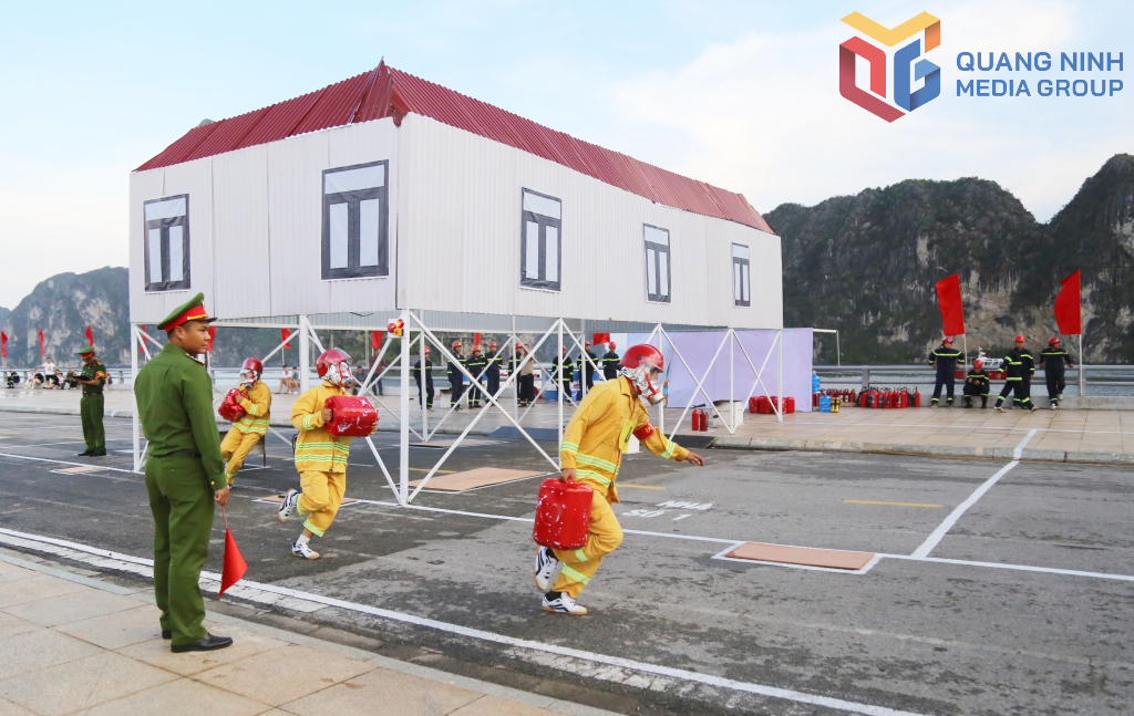 Thi thực hành thao tác cứu tài sản ra khỏi đám cháy.
