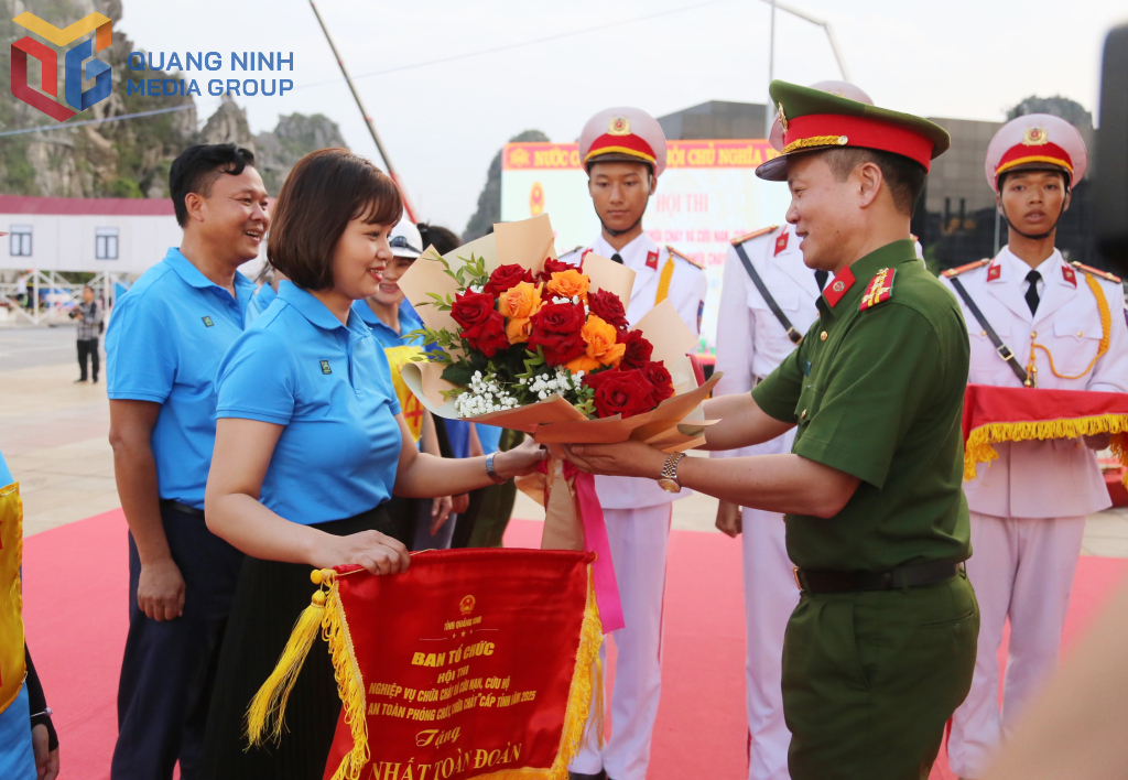 Ban Tổ chức trao giải Nhất toàn đoàn cho đội thi đến từ TP Cẩm Phả.