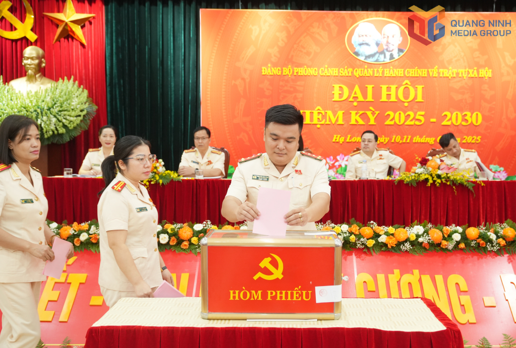 Các đại biểu bỏ phiếu bầu BCH Đảng bộ nhiệm kỳ 2025-2030.