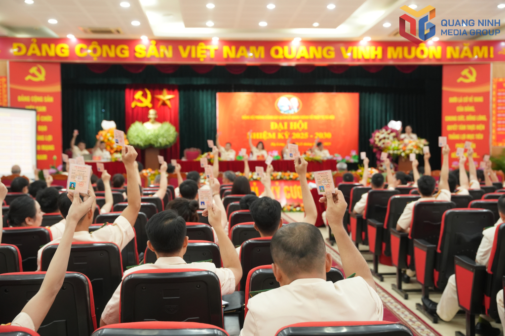 Các đại biểu biểu quyết nhất trí thông qua Nghị quyết Đại hội.
