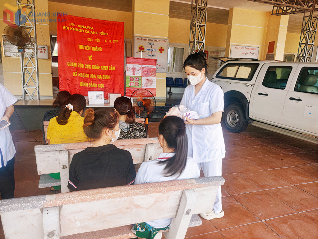Hội KHHGD tỉnh cung cấp các phương tiện tránh thai miễn phí cho phụ nữ xã Dực Yên (huyện Đầm Hà).