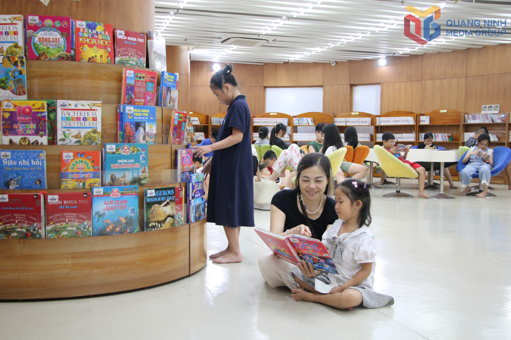 Nhiều bậc phụ huynh đồng hành cùng con trong hoạt động đọc sách tại Thư viện tỉnh vào kỳ nghỉ hè.