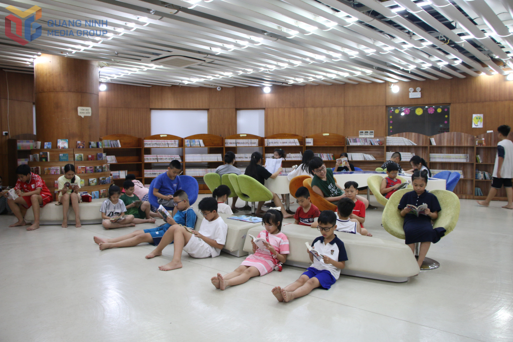 Các em thiếu nhi học sách tại Thư viện tỉnh.
