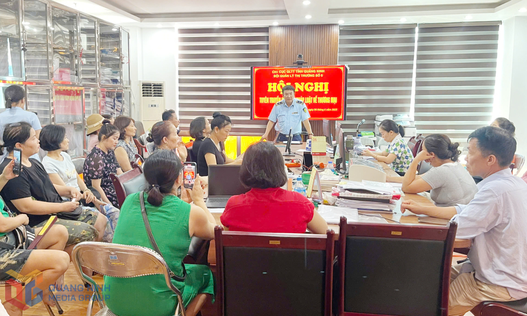 Lãnh đạo Đội QLTT số 5 trực tiếp quán triệt, tuyên truyền các văn bản QPPL tới các hộ kinh doanh trên địa bàn TP Hạ Long.
