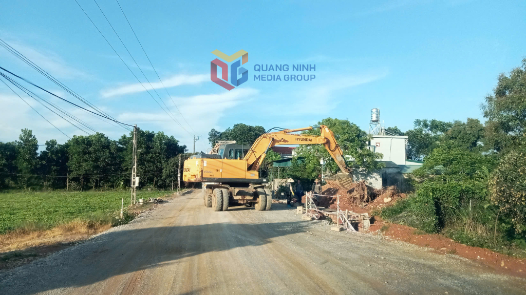Dự án Nâng cấp kết nối tuyến đường giao thông từ thôn 3 xã Quảng Thịnh đi xã Quảng Thành nối quốc lộ 18A có tổng mức đầu tư hơn 60 tỷ đồng đang được thi công