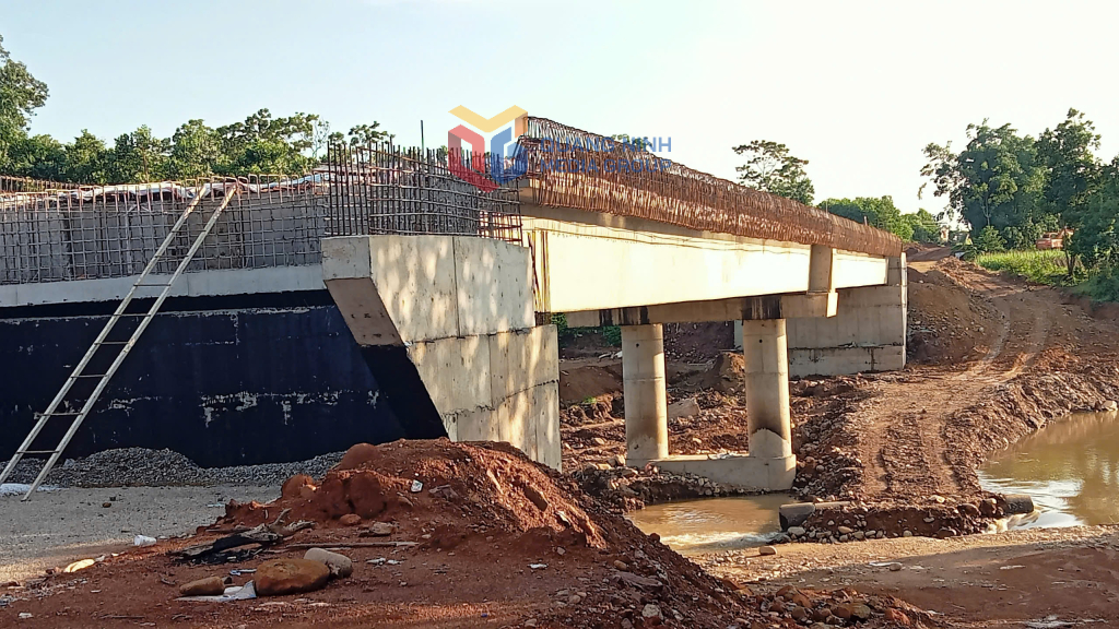 Hạng mục cầu Quảng Thành bắc qua sông Tài Chi thuộc dự án nâng cấp kết nối tuyến đường giao thông từ thôn 3 xã Quảng Thịnh đi xã Quảng Thành nối quốc lộ 18A