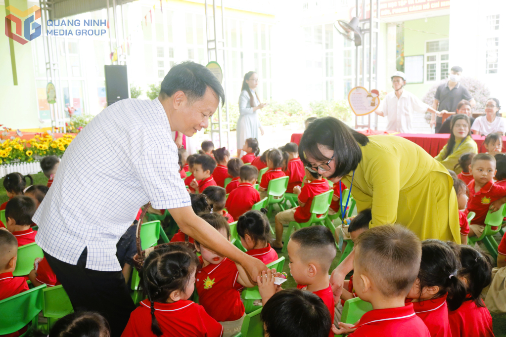 Lãnh đạo TP Móng Cái tặng quà cho các cháu thiếu nhi trường mầm non Ninh Dương, nhân dịp Tết thiếu nhi, 1/6/2025.