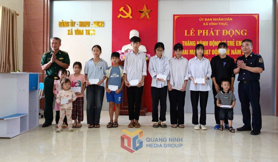 Đồn BP cửa khẩu cảng Vạn Gia và Hải quan cảng Vạn Gia tặng quà, góc học tập cho trẻ em có hoàn cảnh khó khăn tại xã Vĩnh Thực.