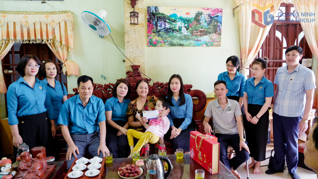 Công đoàn TKV thăm cháu Vũ Phương Thảo cong công nhân Vũ Xuân Huy, công tác tại Công ty CP Than Vàng Danh.