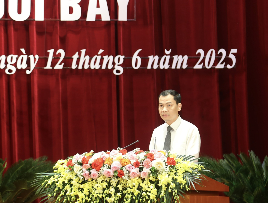 Đồng chí Phạm Hồng Biên, Giám đốc Sở Tài chính trình bày tóm tắt Tờ trình tại Kỳ họp.
