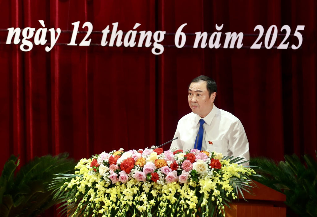 Đồng chí Nguyễn Minh Sơn, Giám đốc Sở Nông nghiệp và Môi trường trình bày tóm tắt Tờ trình tại Kỳ họp.