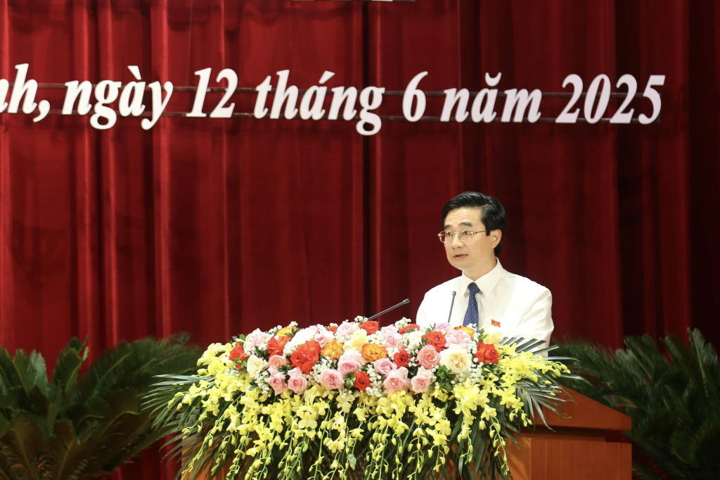 Đồng chí Nguyễn Anh Tú, Giám đốc Sở Xây dựng trình bày tóm tắt Tờ trình tại Kỳ họp.