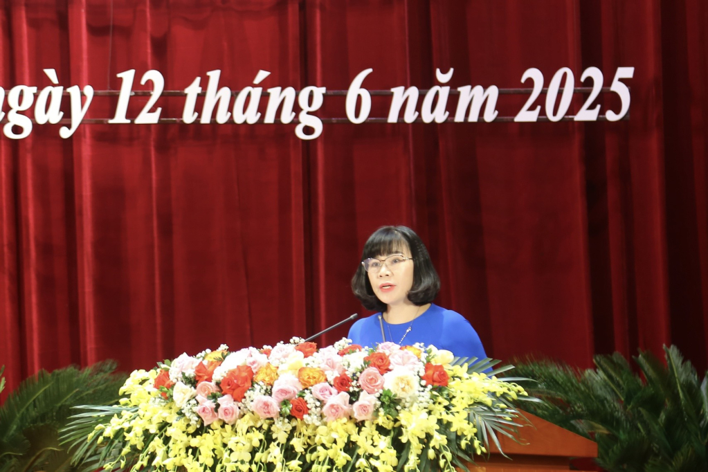 Đồng chí Bùi Thị Hương, Trưởng Ban Kinh tế Ngân sách trình bày thẩm tra các báo cáo, tờ trình, dự thảo các nghị quyết.