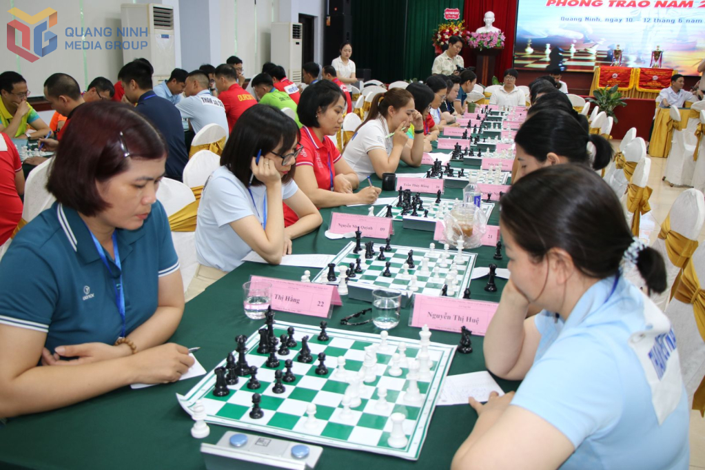 Các vận động viên nữ thi đấu môn cờ vua.
