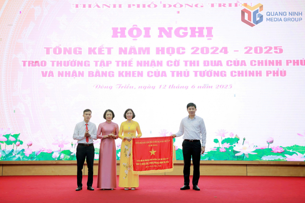 Lãnh đạo thành phố Đông Triều trao tặng cờ thi đua của Chính phủ cho trường Tiểu học Vĩnh Khê.