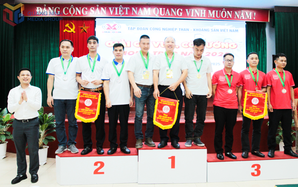 Trao giải bộ môn nam phong trào.
