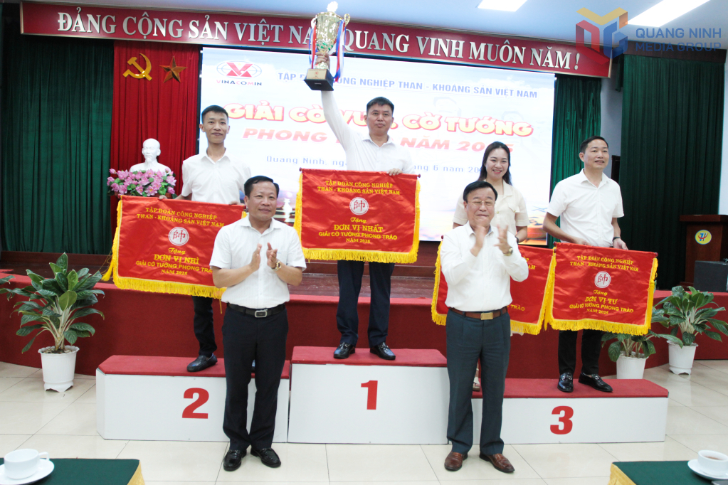 Ban Tổ chức trao giải toàn đoàn cho các đơn vị.