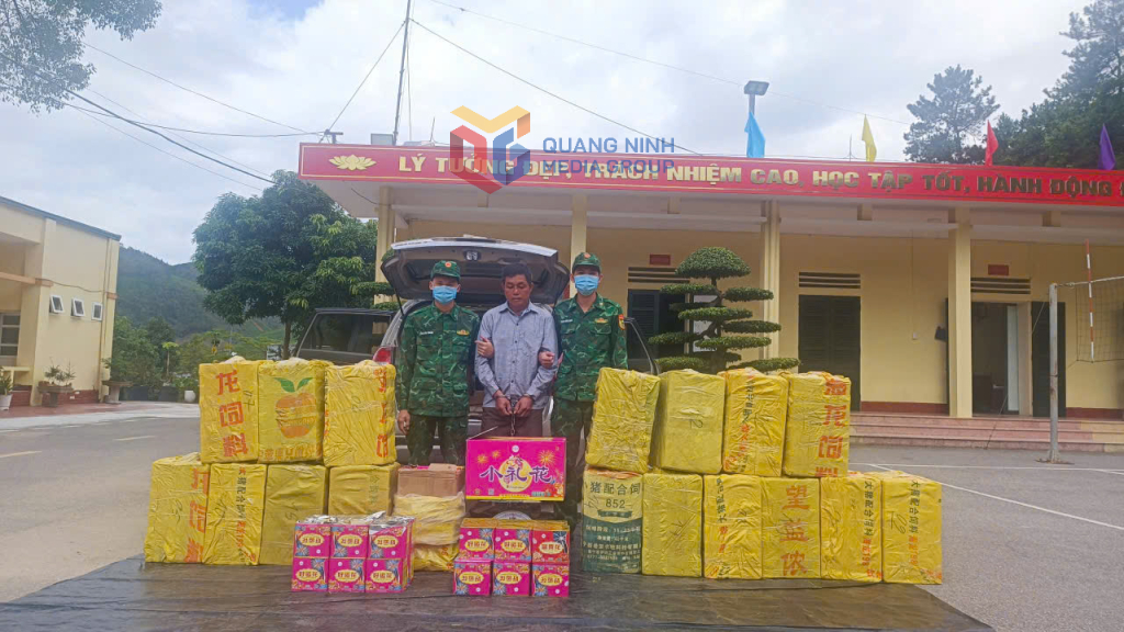 Đồn biên phòng cửa khẩu Hoành Mô (BĐBP Quảng Ninh) bắt giữ đối tượng vận chuyển trái phép hơn 340 kg pháo