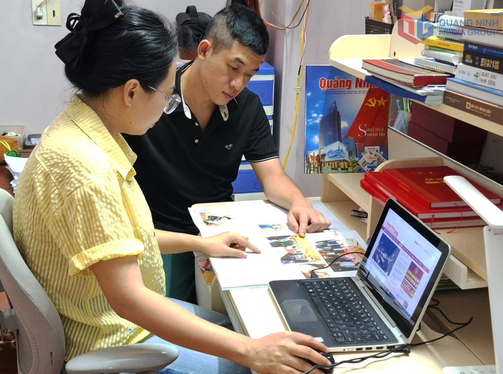 Dành những phút nghỉ ngơi buổi tối, vợ chồng Nguyễn Dung-Đức Anh trao đổi về công việc.