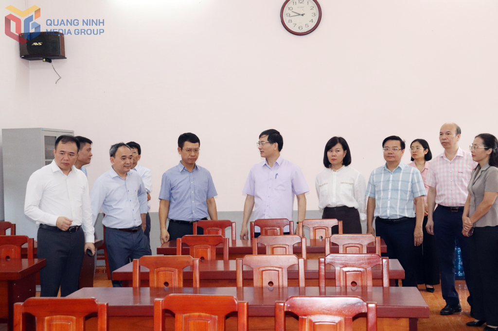 Đồng chí Vũ Quyết Tiến, Phó Bí thư Tỉnh uỷ kiểm tra cơ sở vật chất phân hiệu nhà trường tại phường Bãi Cháy, TP Hạ Long. cơ sở vật chất phân hiệu nhà trường tại phường Bãi Cháy, TP Hạ Long