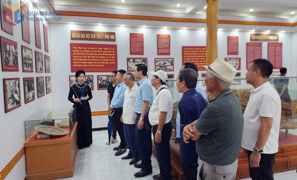 Đoàn đại biểu Hội Nhà báo tỉnh Quảng Ninh tổ chức hành trình về nguồn, tham quan các 