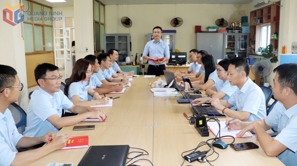 Chi bộ Phòng Thời sự sinh hoạt chuyên đề “Học tập và làm theo tư tưởng, đạo đức, phong cách Hồ Chí Minh về phong cách làm báo”.