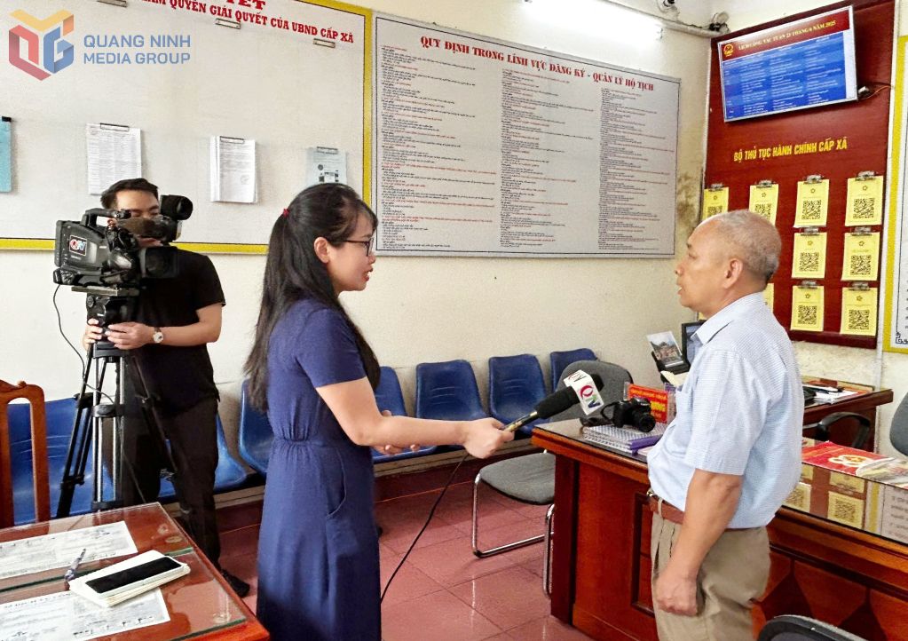 Ekip biên tập viên, quay phim Phòng Thời sự (Trung tâm Truyền thông tỉnh) thực hiện chuyên đề