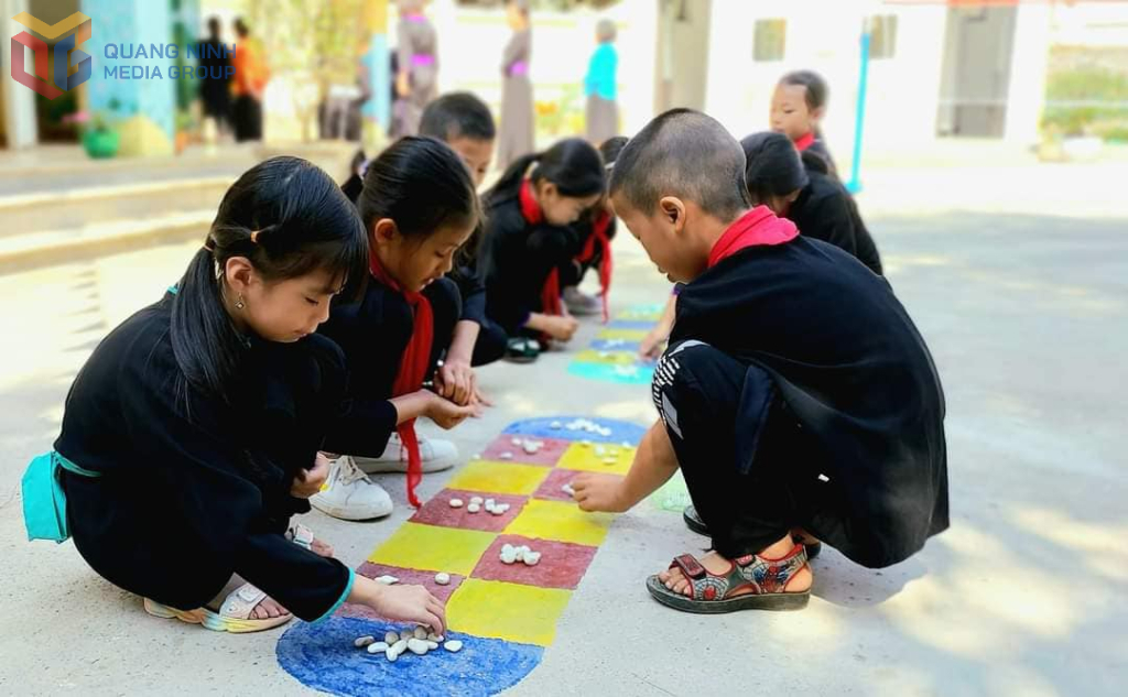 Huyện Bình Liêu tổ chức nhiều trò chơi dân gian cho thiếu nhi góp phần khơi dậy văn hoá truyền thống.