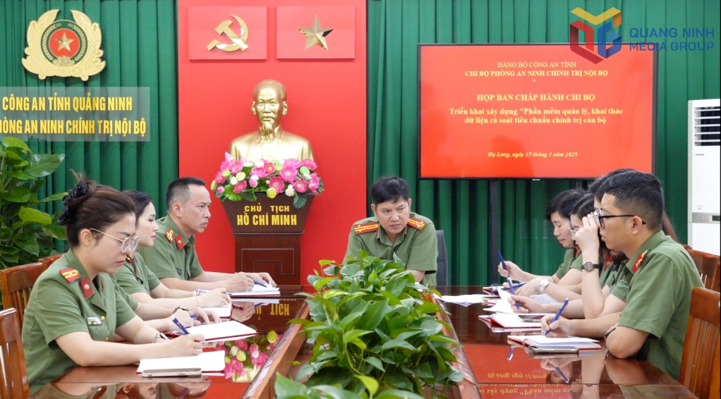 Cấp ủy Chi bộ Phòng An ninh chính trị nội bộ họp triển khai xây dựng phần mềm quản lý, khai thác dữ liệu rà soát tiêu chuẩn chính trị cán bộ.