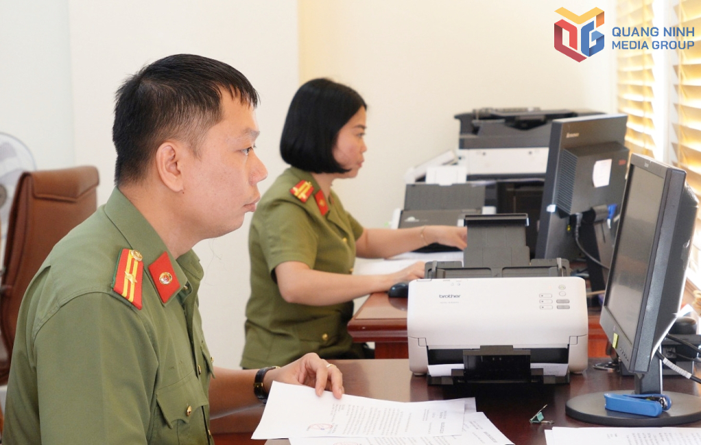 CBCS Cơ quan UBKT Đảng ủy Công an tỉnh tiến hành công tác kiểm tra, giám sát trên dữ liệu số. CBCS Cơ quan UBKT Đảng ủy Công an tỉnh thực hiện kiểm tra, giám sát trên dữ liệu số.