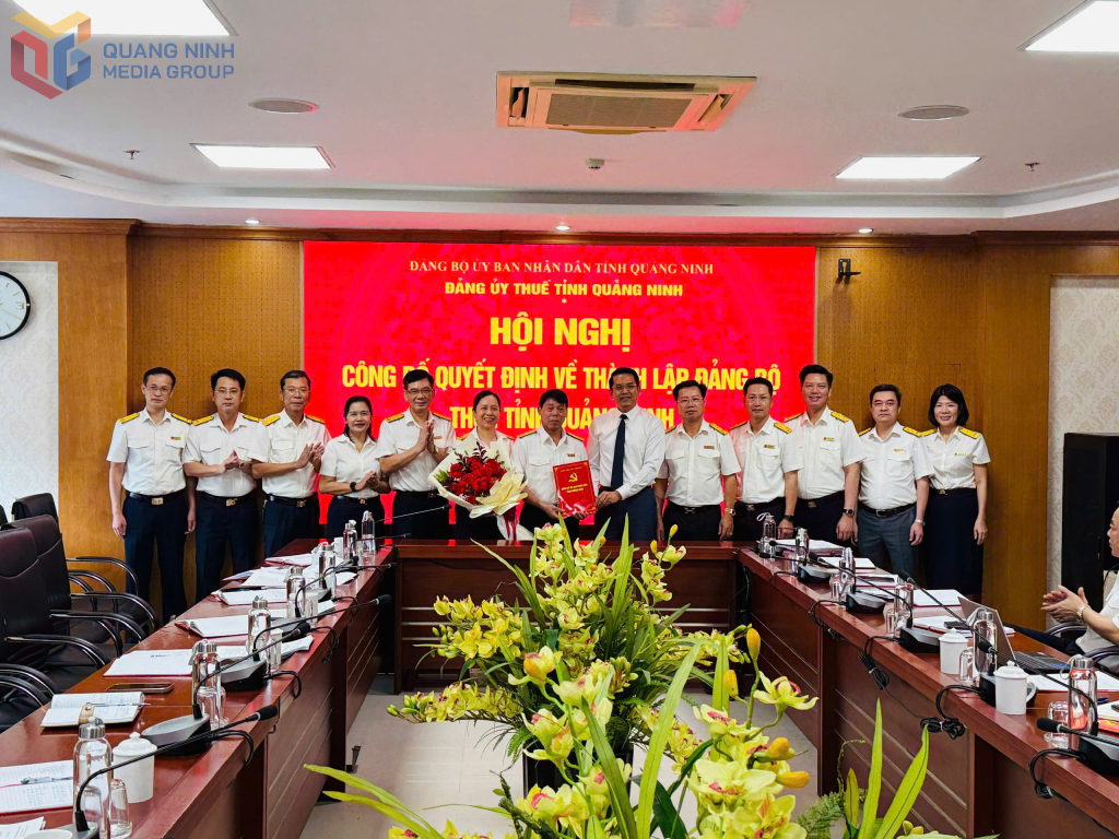Đồng chí Vũ Ngọc Tuấn, Phó Bí thư Đảng ủy UBND tỉnh trao Quyết định của Đảng ủy UBND tỉnh về việc thành lập Đảng bộ Thuế tỉnh Quảng Ninh và tặng hoa chúc mừng Ban Chấp hành Đảng bộ nhiệm kỳ 2020-2025.