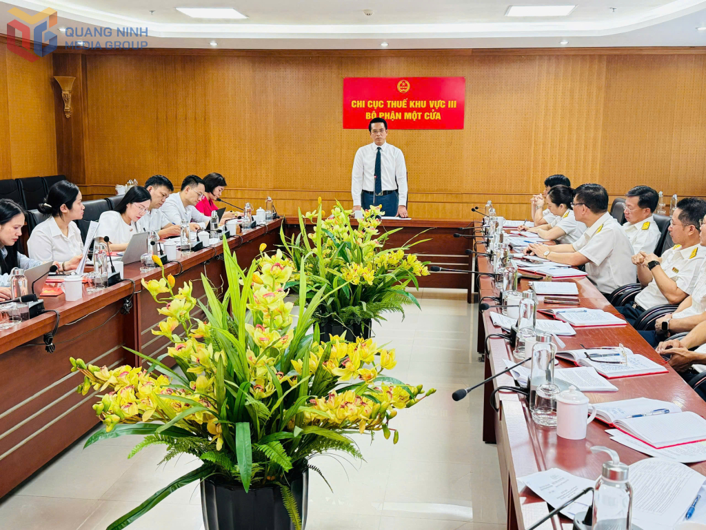Đồng chí Vũ Ngọc Tuấn, Phó Bí thư Đảng ủy UBND tỉnh phát biểu chỉ đạo tại hội nghị.