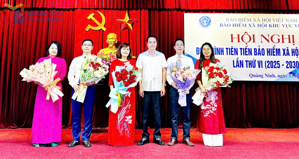 Lãnh đạo BHXH Khu vực VIII tặng hoa chúc mừng 2 tập thể và 3 cá nhân được suy tôn là điển hình tiên tiến trong phong trào thi đua giai đoạn 2021-2025.