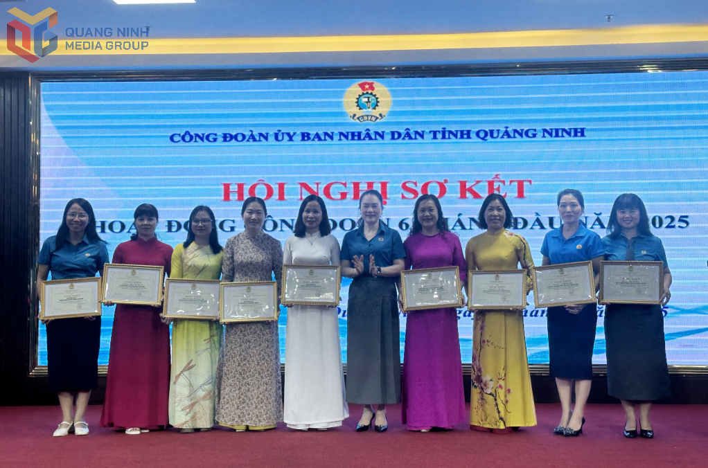 Lãnh đạo LĐLĐ tỉnh trao tặng bằng khen cho các tập thể, cá nhân có thành tích xuất sắc.
