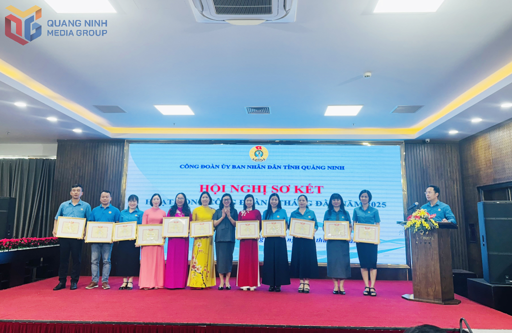 Lãnh đạo Công đoàn UBND tỉnh tặng giấy khen cho cá nhân, tập thể xuất sắc.