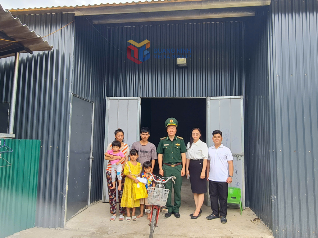 Tặng quà cho 2 trẻ em có hoàn cảnh khó khăn