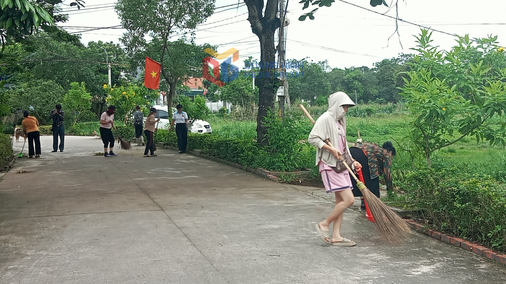 Hội viên Chi hội phụ nữ thôn 1, xã Quảng Nghĩa (Móng Cái) tham gia 