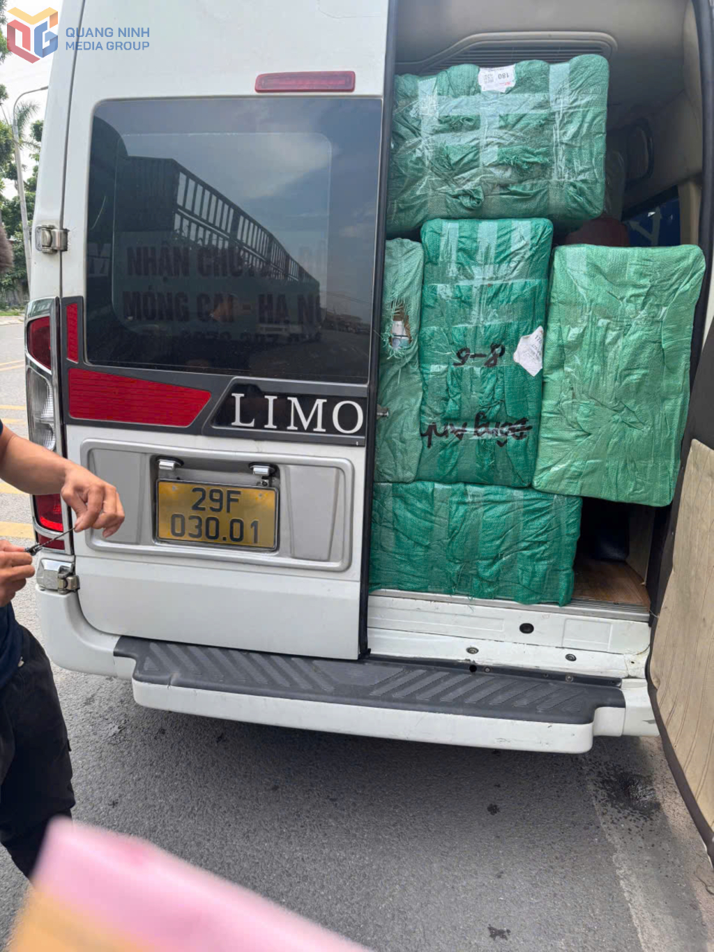 360 hộp thức phẩm chức năng và 60 kg cây dược liệu không rõ nguồn gốc xuất xử được lái xe ngụy trang chở trên xe khách.