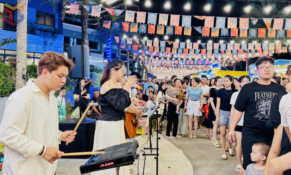 Các tiết mục âm nhạc đường phố được trình diễn tại Chợ đêm Sonasea Vân Đồn.