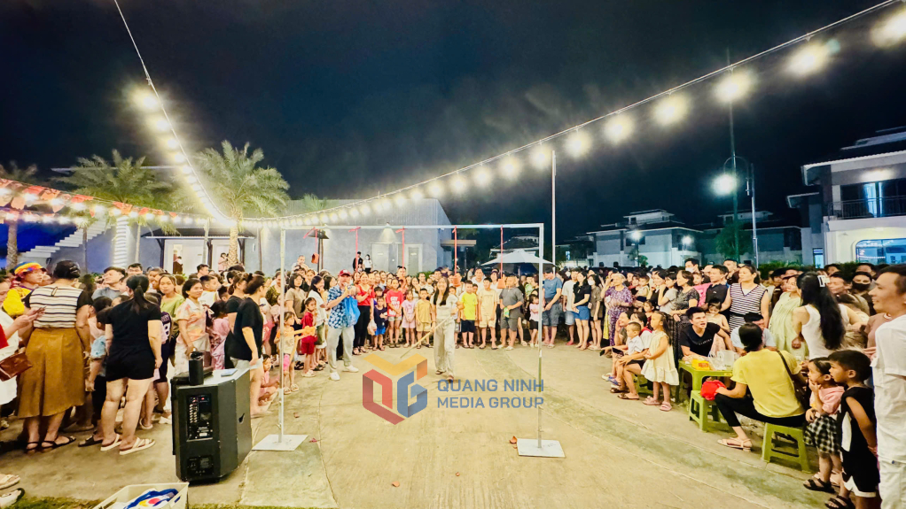 Trò chơi dân gian đập niêu tại Chợ đêm Sonasea Vân Đồn thu hút đông đảo các cháu thiếu nhi tham gia.
