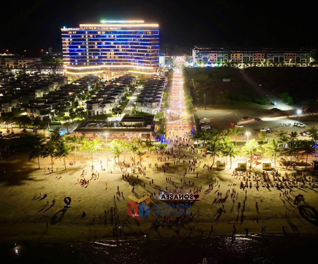 Khu vực Chợ đêm Sonasea Vân Đồn nằm trong khuôn viên Khách sạn Wyndham Garden Sonasea Vân Đồn của Tập đoàn CEO tại xã Hạ Long.