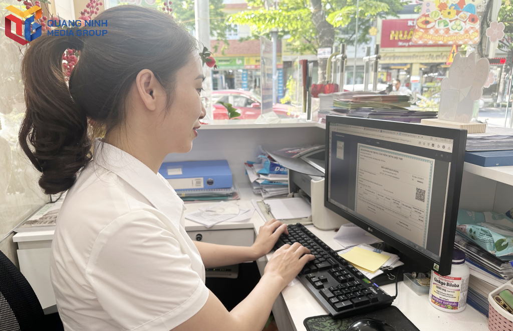 Nhân viên thu ngân Trung tâm tiêm chủng Diệu Nhi xuất hóa đơn cho khách hàng.